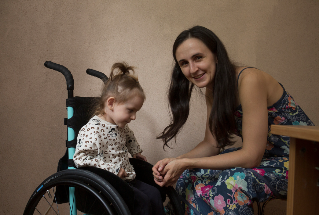 Дочка устроила маме. Дочка инвалид. Мама инвалид и дочка. Мама с дочерью в инвалидной коляске. Семья из Казани с дочкой инвалидом.